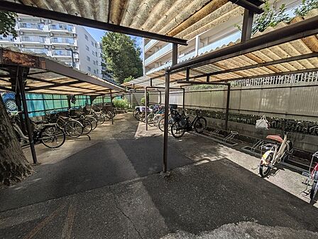屋根付きの駐輪場を完備。大切な自転車を雨や日差しから守りやすい環境です。