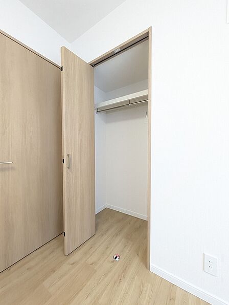 ハンガーパイプ付きのクローゼット。衣類を掛けて収納でき、上部スペースも活用できます。