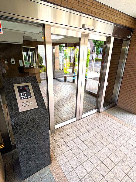 エントランスにはオートロックを完備し、日々の安全な暮らしをサポート。全室独立設計の3LDKで、家族のプライバシーと安心を守ります。
