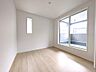 子供部屋：シングルベッドと学習デスクが綺麗に収まる、お子様のお部屋にジャストな5帖の空間。