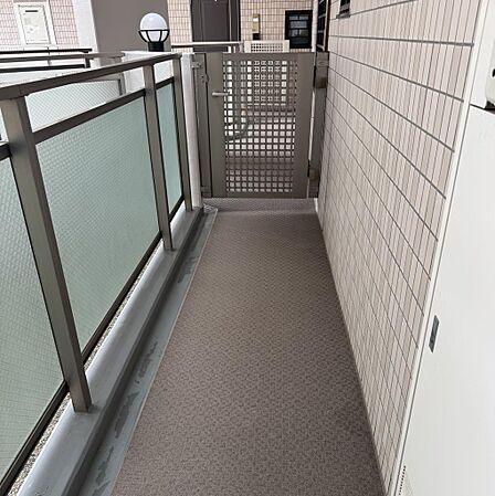玄関前にゆとりあるワンクッションを設けたポーチスペース。ベビーカーの移動や雨の日の傘の折りたたみも、焦らずゆったりと行えます。★2026年7月撮影★
