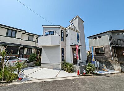 外観：落ち着いた街並みに映える端正な2階建て戸建。ファミリーに嬉しい3LDKの使いやすい間取りで、周辺環境と調和した安心感のある佇まいが魅力です。★2026年7月撮影★