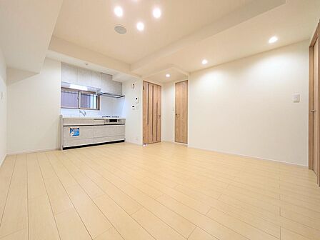 LDK10.8帖。木目調の床・建具を採用し、ダウンライトで明るい雰囲気のリビングです。