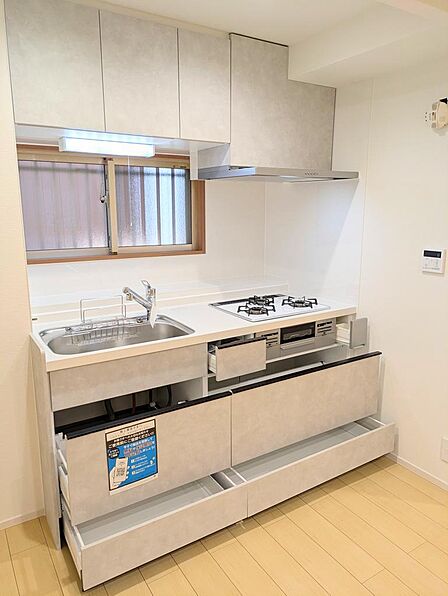 リフォーム済3口ガスコンロ付きのシステムキッチンです。キッチンの収納も充実してます。