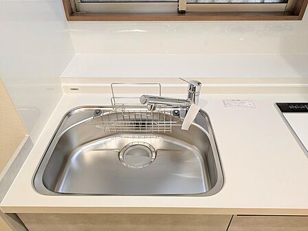キッチンの水栓はシングルレバーで操作らくらく。