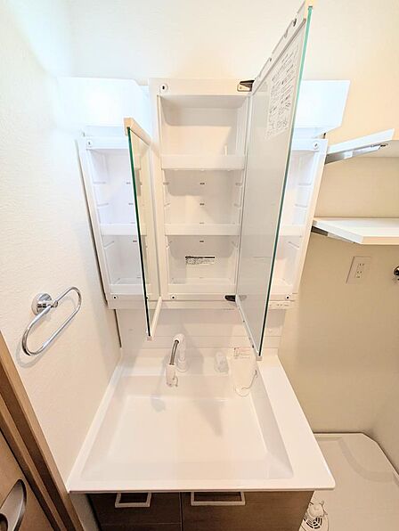 洗面化粧台のミラーキャビネットは3面鏡で、収納もあるので化粧品などを収納するのに便利です。