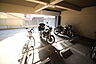 駐車場：シャッター内屋根付きのバイク置き場