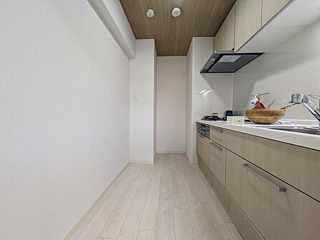 お料理好きに嬉しい3口コンロとグリルがあるキッチン。作業スペースもゆったりしているので、お料理がしやすい。今日は何を作ろうかな?とお料理が楽しくなるキッチンです。