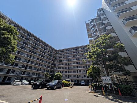 4棟全体で415戸あり。管理体制良好なビッグコミュニティです。海岸までは徒歩5分。近隣にはスーパー・コンビニもあります!小学校・中学校も至近にあるので子育て世代にもオススメのマンションです!
