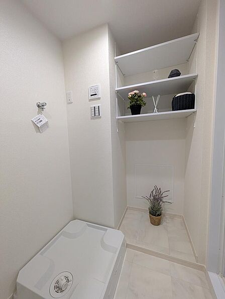 一日のはじまりと終わりを彩るパウダールーム。シャワー付きの洗面化粧台は朝の準備に便利です。タオルを置ける棚もあるので、スッキリ使っていただけます。