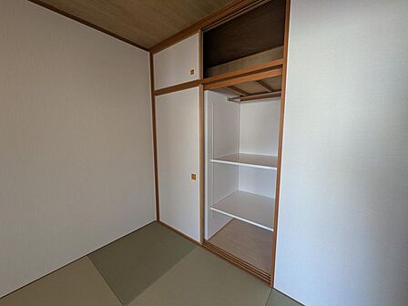 和室の収納です。奥行があるので、季節物のお洋服や布団など、お荷物をたっぷり入れていただけます。天袋もあるので、思い出の品や使用頻度の低いものも安心して閉まっていただけます。