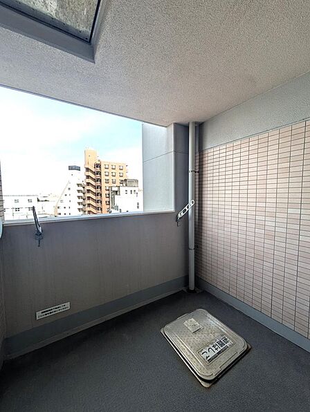 バルコニーはなんと3箇所あります。東向きのバルコニーは奥行もたっぷりあり、屋根もありますので、急な通り雨のときのお洗濯物も安心です。リビングからも和室からも出ることができます。