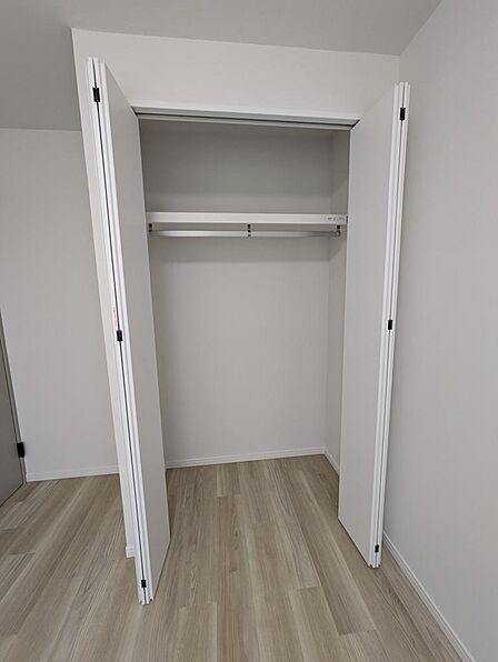 北東側4.9帖の洋室。収納付きの洋室は、寝室としても子供部屋としても、ゆったりとしたひとときを感じさせてくれます♪(2026年7月23日撮影)
