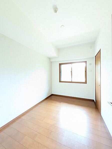 5.1帖の洋室はクローゼット収納も付いています♪小窓から眺める外の植栽が癒しをくれます★(撮影日:2026年7月26日)