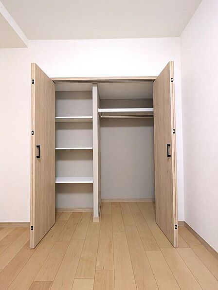 5.6帖の洋室の収納です♪