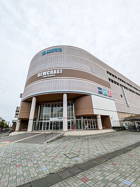 徒歩5分の距離に、ヤオコーやニトリ、ノジマ等が入る商業施設があり、日々の買い物に重宝します。