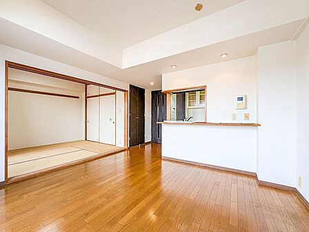 陽光差し込む約11.9帖のLDK。リフォームプランを用意しております。現地にて詳しくご説明いたします。