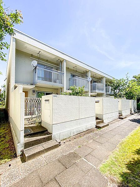 上下階の生活音を気にせず暮らせる戸建感覚のテラスハウス。南玄関を設けた明るい角部屋の住戸です。