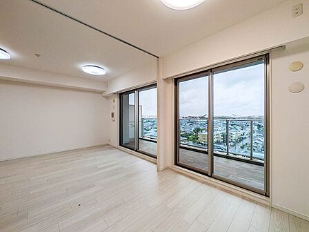 【洋室】バルコニーに面した南西向きの明るい洋室。引き戸を開放すればリビングと一体利用も可能です。
