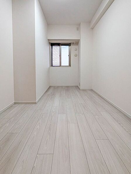 【洋室】共用廊下に面した開口部のある洋室約5.0帖。子供部屋やテレワーク部屋など多様に活用できます。