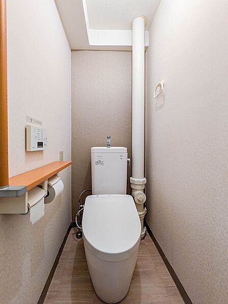 2007年9月にトイレ交換。温水洗浄便座や手すり、ペーパーホルダー棚を備えたトイレ。