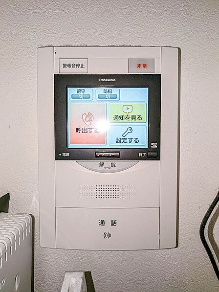 来訪者の顔を室内から確認できるモニター付きインターホン。オートロックの解錠もボタンひとつで行えます。