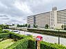 その他：南東向きで朝からあたたかな光が差し込みます。前面は緑の植栽と空が広がる穏やかなロケーションです。