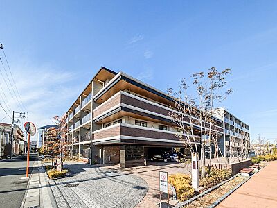 外観：ミサワホーム分譲・2020年2月築。落ち着きあるデザインが魅力のシニア向け分譲マンションです。