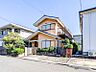 外観：第一種低層住居専用地域の閑静な住宅街。空が広く感じられる落ち着いた街並みに位置する住宅用地です。