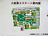 その他：1号棟?8号棟で構成される大規模マンション。敷地内には公園やテニスコート、集会所が配置されています。