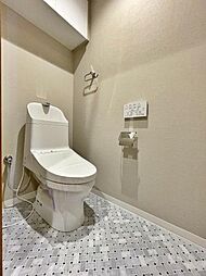 [トイレ] タンク一体型のすっきりしたデザインのシャワートイレです♪お掃除もしやすくていつまでも清潔です。収納スペースもございます。