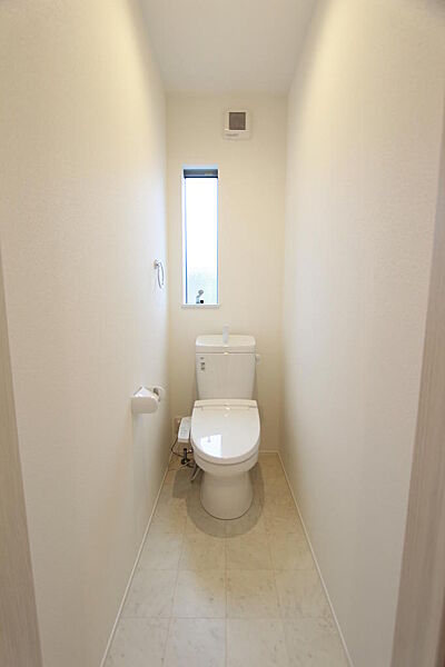 2階トイレ 温水洗浄便座完備