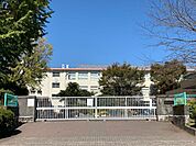 吉野中学校生徒数は約960名、教員数は約54名です。（令和7年4月） 1700m