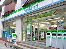 [周辺] ファミリーマート新宿中央公園店 562m