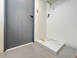 [洗面] 広々洗面所で脱衣スペースもゆったり利用できますね！明るく清潔感のある気持ちのいい空間です。