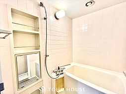 [風呂] ピンクのタイルが、清潔感のある浴室。蛇口のデザインがしゃれています。