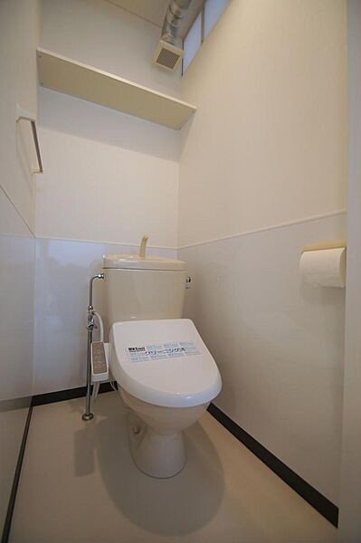 画像17:トイレは温水洗浄機能付。