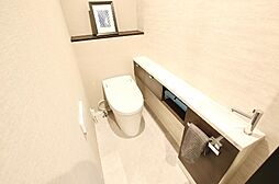 [トイレ] 水周りはシンプルにホワイトで統一。清潔性とウォシュレットが付いて実用性も兼ね備えた造り。