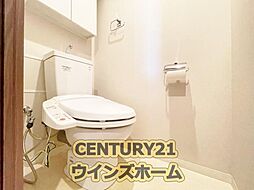 [トイレ] トイレはシャワー水栓が内蔵されているので使用後はスッキリ爽快！温水で汚れが流せるため紙の使用頻度を減らし肌の摩擦を軽減させてくれたりと衛生的です！