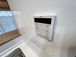 [設備] お風呂場と台所に操作リモコンがあり、キッチン近くにある給湯リモコンは、お料理の途中でもリビングで寛いでいるなかでもボタン一つで簡単に沸かせて便利ですね。