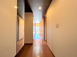 [洗面] 【リフォーム済】廊下の写真です。床はクリーニング、壁はクロス張替予定です。