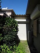 奥には大型の物置あり