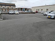ビル内業者様と共用駐車場