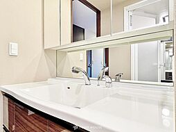 [洗面] 洗面台には三面鏡を採用。鏡の後ろに収納スペースを設ける事により洗面台周りもすっきりします。