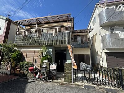 外観:日当たり良好な南向きの外観。屋根付き2面バルコニーが暮らしにゆとりを添え、前面道路も広く出入りもスムーズです。 外観:日当たり良好な南向きの外観。屋根付き2面バルコニーが暮らしにゆとりを添え、前面道路も広く出入りもスムーズです。