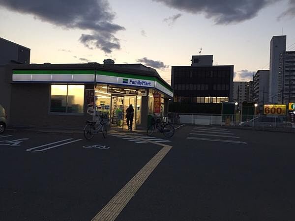 画像4:ファミリーマート新田西町店まで234m