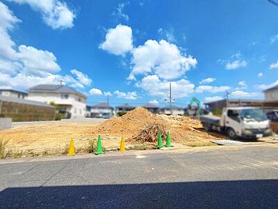 外観:現地と前面道路 外観:現地と前面道路