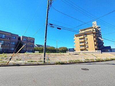外観：現地と前面道路