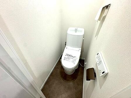 トイレは壁紙を貼り替えるリフォームが施されており、清潔感あふれる空間に生まれ変わっています。白を基調とした明るい内装は空間を広く見せる効果もあり、毎日使うトイレが気持ちの良い場所になっています。