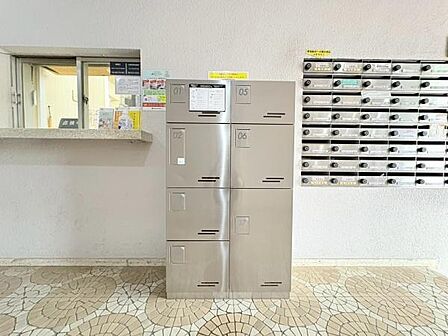 宅配ボックスが設置されており不在時でも荷物の受け取りが可能です。共用部は清潔に保たれ管理体制にも配慮が見られます。隣には郵便受けも並び利便性の良い配置です。建物のエントランスは明るく安心感があります。